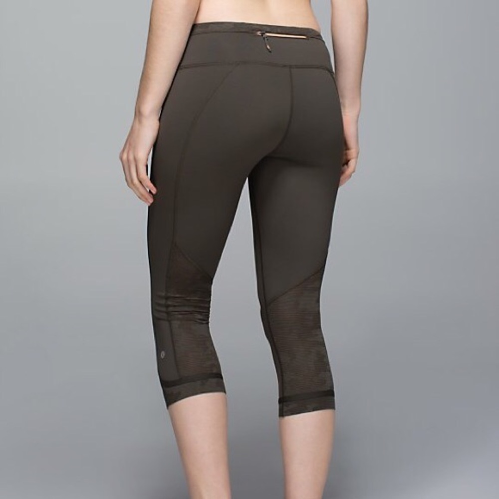 Deep Camo Lululemon Run For Days Crop!  Rare
